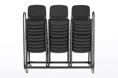 Die Iso Plus Stühle können mit dem Iso Transportwagen unkompliziert transportiert werden